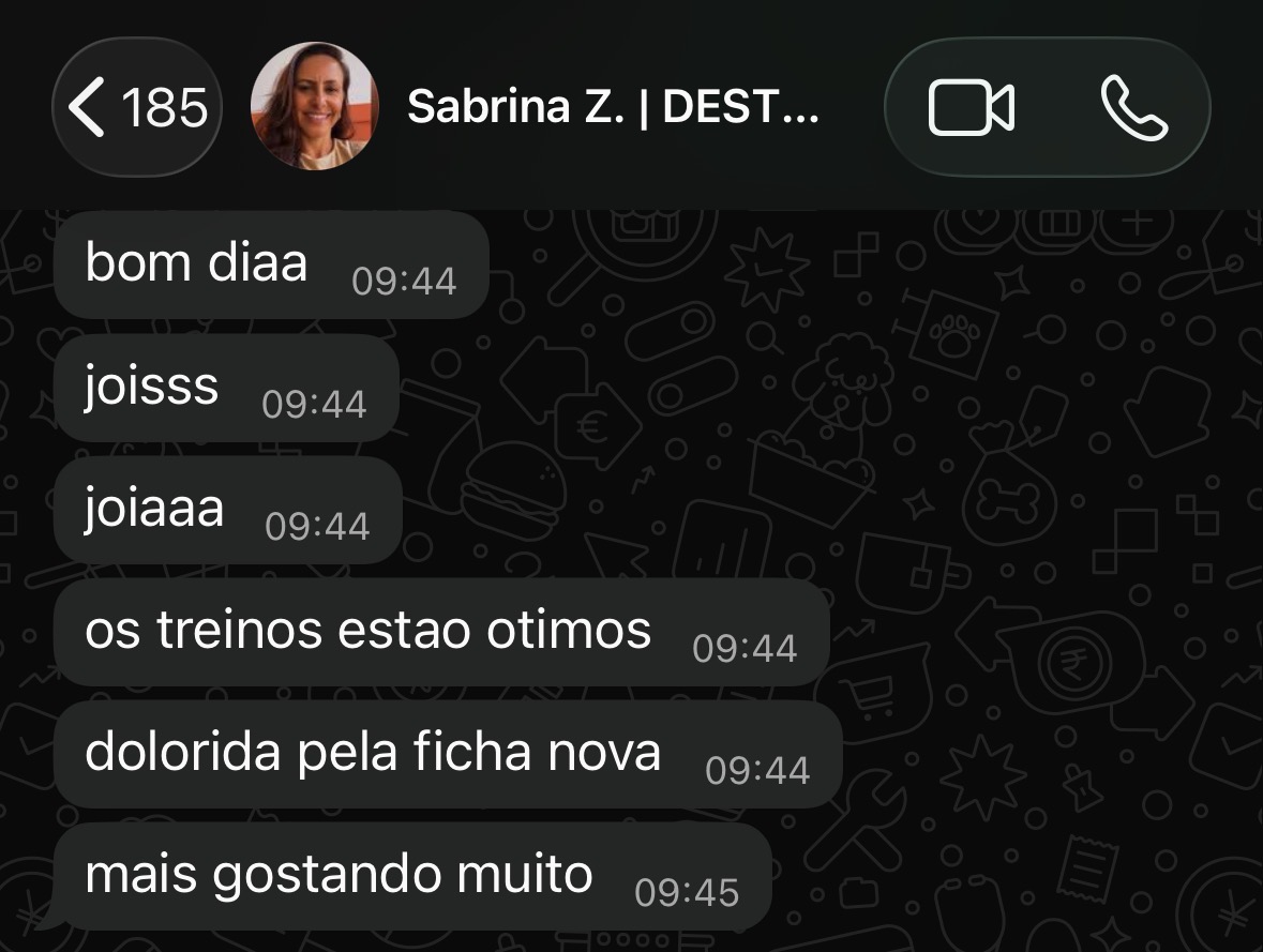 Mensagem de aluna elogiando os treinos e a evolução