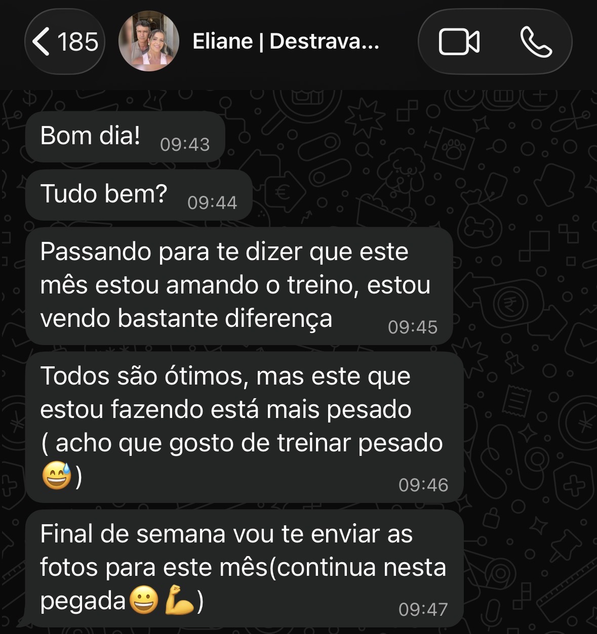 Mensagem de aluna relatando evolução e constância nos treinos